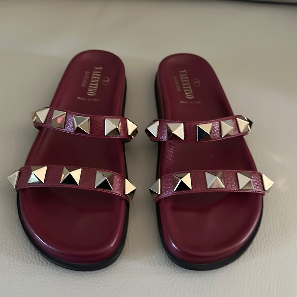 Valentino Garavani rockstud flat sandal size 371/2 Borgoña anatomically shape